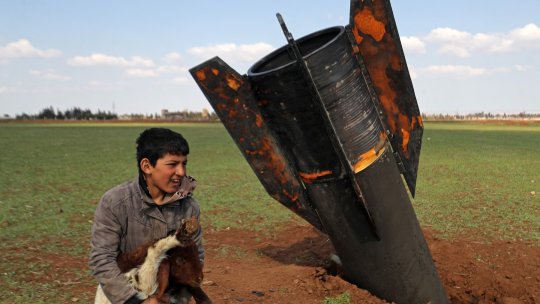 Moment periculos în Siria. Un copil a fost fotografiat jucându-se lângă o rachetă neexplodată căzută pe un câmp