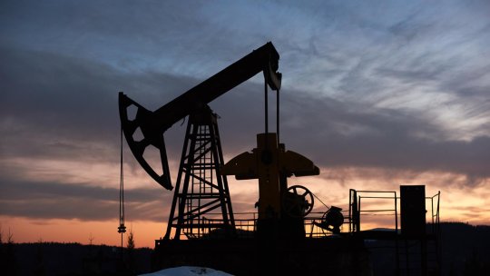 Prețurile petrolului cresc rapid pe fondul tensiunilor geopolitice. Milioane de barili pe zi ar putea lipsi de pe piață
