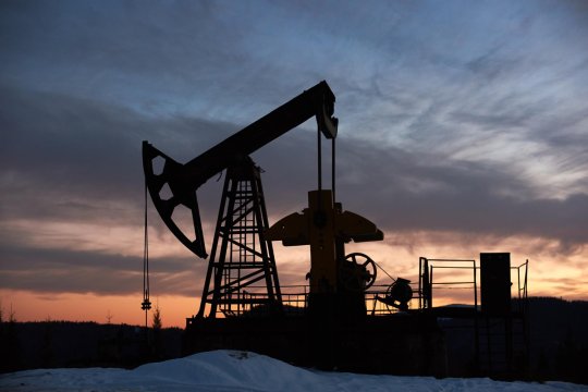 Prețurile petrolului cresc rapid pe fondul tensiunilor geopolitice. Milioane de barili pe zi ar putea lipsi de pe piață