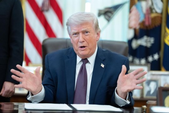 Trump susține că Iranul a cerut încetarea focului. Teheranul respinge: ”Fals și nefondat”