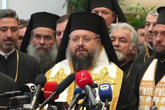 UPDATE | Lumina Sfântă de la Ierusalim a ajuns în România. Primele declarații făcute de Preasfințitul Părinte Paisie Sinaitul