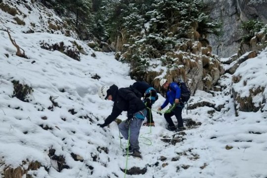 Intervenție de urgență în Piatra Craiului. Turiști imobilizați pe un traseu periculos au cerut ajutor
