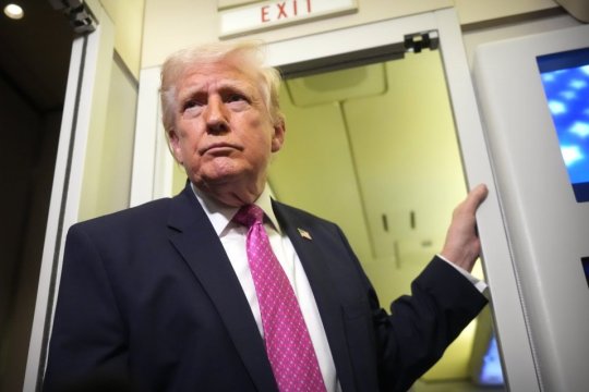 Donald Trump anunță blocadă în Strâmtoarea Ormuz. Decizia vine după negocieri eșuate cu Iranul