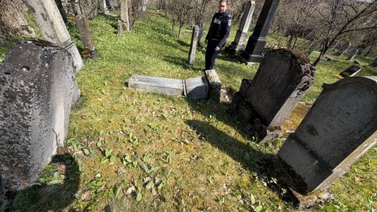 Scandal în Mureș după vandalizarea unui cimitir evreiesc. 14 morminte au fost răsturnate într-o noapte