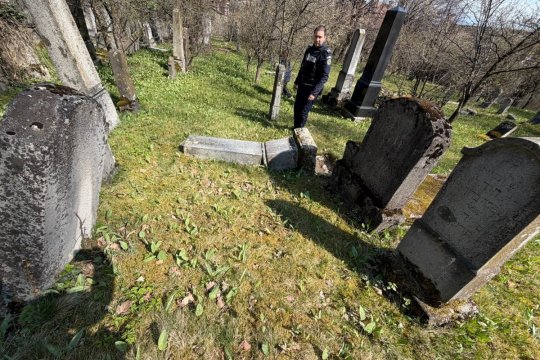 Scandal în Mureș după vandalizarea unui cimitir evreiesc. 14 morminte au fost răsturnate într-o noapte