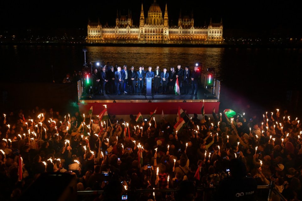 Peter Magyar le vorbește susținătorilor după victoria în alegerile parlamentare din Ungaria