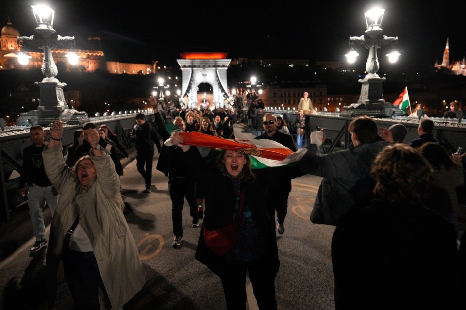 Oamenii din Ungaria sărbătoresc victoria partidului lui Peter Magyar și înfrângerea lui Victor Orban