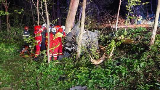 Doi tineri de 20 de ani au murit de Paște, după ce au intrat cu mașina într-un copac