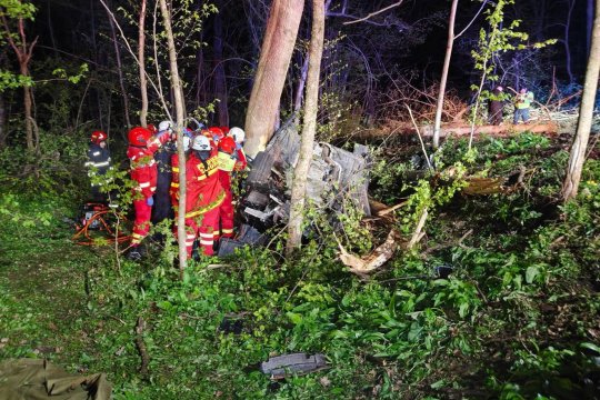 Doi tineri de 20 de ani au murit de Paște, după ce au intrat cu mașina într-un copac