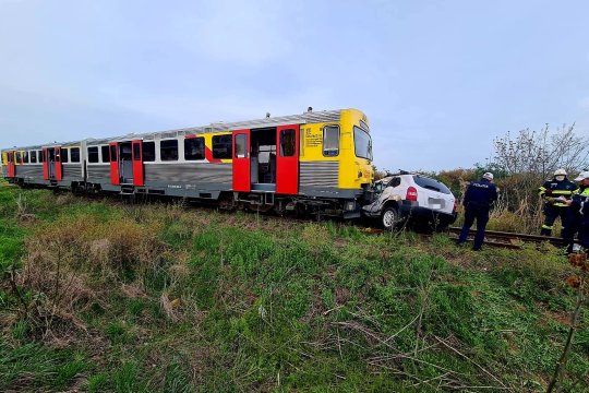 Tragedie în a doua zi de Paște, în județul Timiș. Un bărbat a murit după ce mașina i-a fost lovită de un tren
