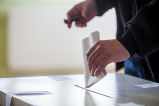 Sondaj INSCOP. Intenția de vot la parlamentare: AUR scade sub 40%, PSD și PNL cresc ușor