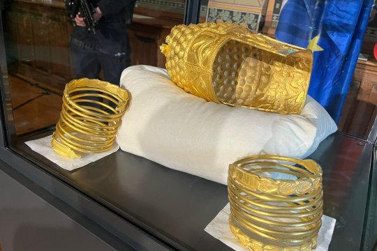 Coiful de la Coțofeneşti și două brățări dacice recuperate după jaful din Olanda vor fi adus în țară săptămâna viitoare