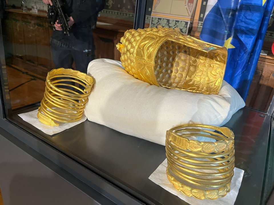 Coiful de la Coțofenești și brățările dacice recuperate după jaful de la Muzeul Drents din Olanda