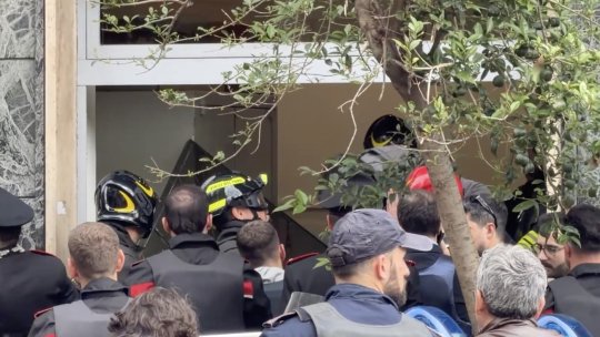 Jaf armat la o bancă din Napoli. Hoții au reușit să fugă după ce au eliberat ostaticii