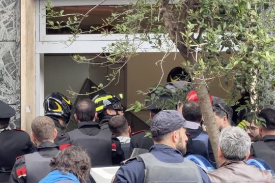 Jaf armat la o bancă din Napoli. Hoții au reușit să fugă după ce au eliberat ostaticii