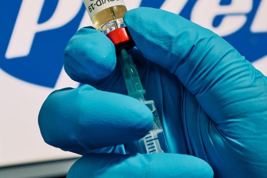 România așteaptă răspunsul Pfizer la propunerea de a primi medicamente inovatoare pentru pacienții oncologici în schimbul datoriei pentru vaccinurile anti-COVID