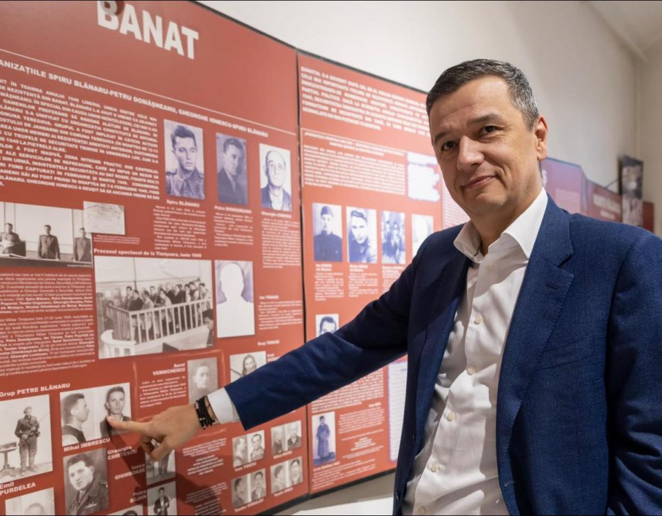 Sorin Grindeanu arată forografia bunicului său pe panourile de la Memorialul Durerii de la Sighet
