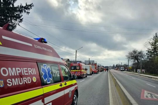 Accident cu victime în Mureș între un microbuz și un autoturism. Opt copii au fost transportați la spital după impact