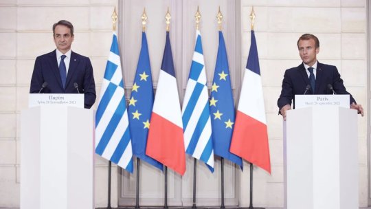 Emmanuel Macron merge la Atena pentru a reînnoi parteneriatul de apărare cu Grecia. Discuțiile au loc pe fondul tensiunilor din regiune