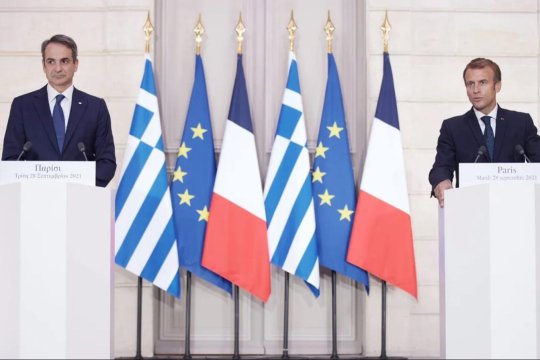 Emmanuel Macron merge la Atena pentru a reînnoi parteneriatul de apărare cu Grecia. Discuțiile au loc pe fondul tensiunilor din regiune