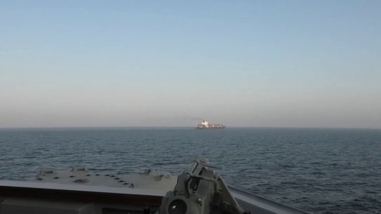 Marina SUA oprește prin foc o navă iraniană în Marea Arabiei și o plasează sub control militar