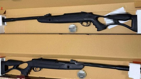 Arme cu aer comprimat şi sute de proiectile, descoperite într-un colet trimis din Cehia pe Aeroportul Cluj-Napoca