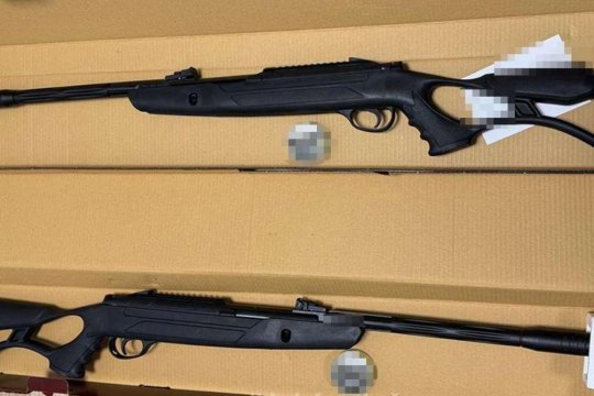 Arme cu aer comprimat şi sute de proiectile, descoperite într-un colet trimis din Cehia pe Aeroportul Cluj-Napoca