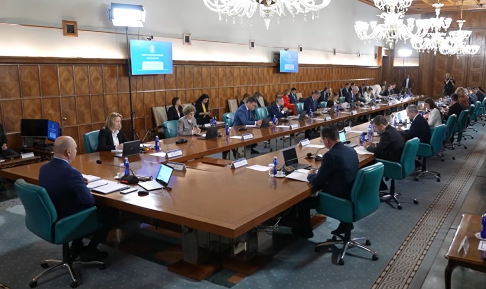 Ședința Guvernului Bolojan fără miniștrii PSD