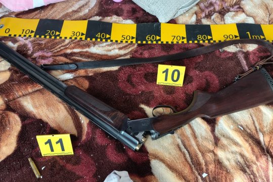 Bărbat împușcat mortal în Neamț, după ce a tras cu arma spre polițiștii veniți cu ordine de protecție, pentru că și-a amenințat soția și socrii