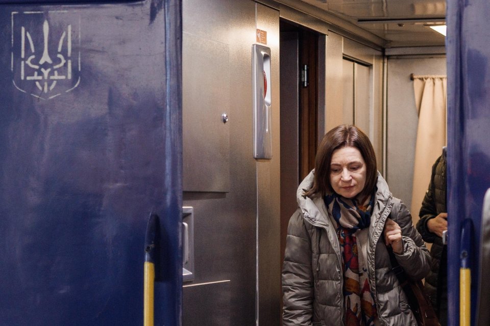 Maia Sandu, președinta Republicii Moldova, coborând dintr-un tren în Ucraina