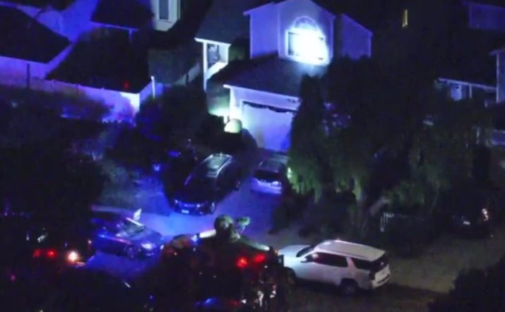 scena din Torrance, în care o prezență numeroasă a forțelor de ordine, inclusiv FBI, SWAT și ofițeri de poliție, înconjoară o casă legată de Cole Allen, în vârstă de 31 de ani, presupusul atacator de la cina corespondenților de la Casa Albă din această seară.