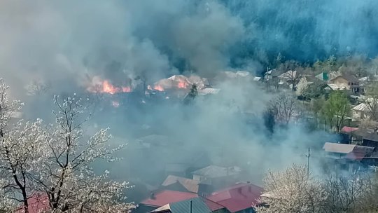 Incendiu devastator în Vrancea: 11 case din lemn cuprinse de flăcări, alertă RO-Alert emisă