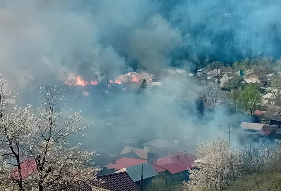 Zona incendiului este cuprinsă de flăcări și fum