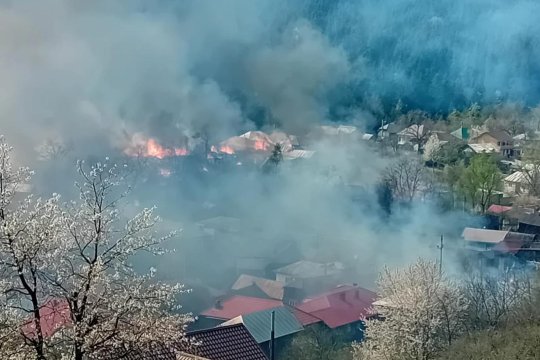 Incendiu devastator în Vrancea: 11 case din lemn cuprinse de flăcări, alertă RO-Alert emisă