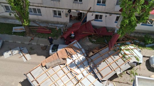 Tragedie la Huși: un bărbat a murit strivit de un acoperiș smuls de vânt