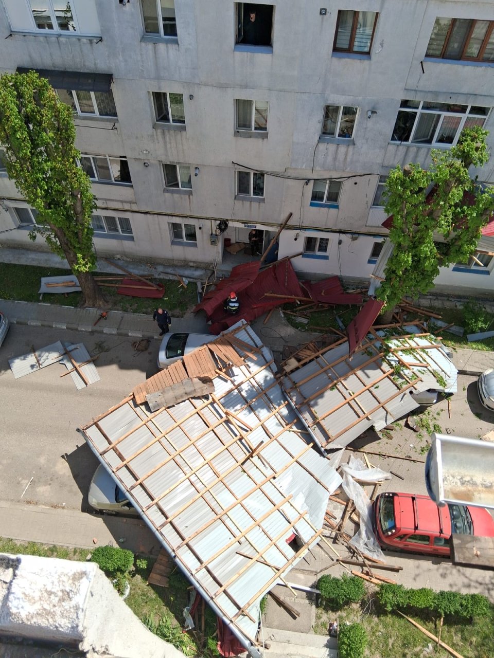 Acoperișul unui bloc care a fost smuls de vântul puternic