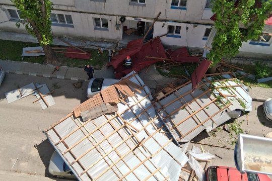 Tragedie la Huși: un bărbat a murit strivit de un acoperiș smuls de vânt