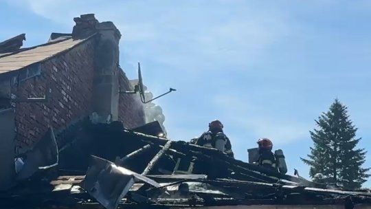 Incendiu puternic la două case din București