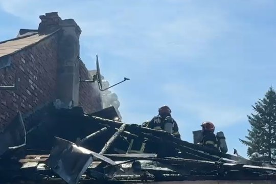 Incendiu puternic la două case din București