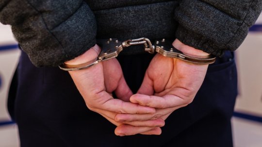 Imagini șocante cu un bărbat înarmat cu un cuțit care amenință pe stradă mai mulți oameni. Polițiștii l-au oprit cu un foc de armă