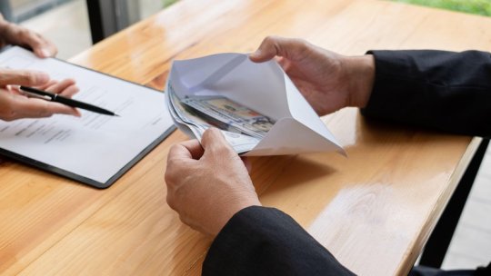 Un comisar-șef de poliție din Bacău a fost prins în flagrant când lua mită