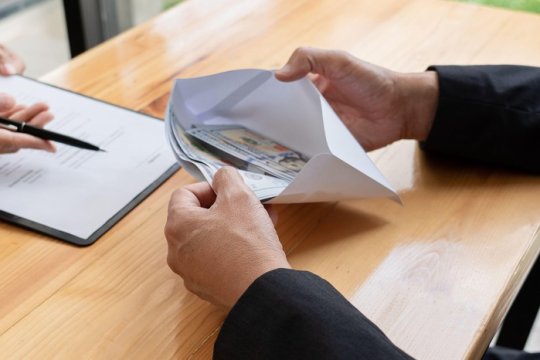 Un comisar-șef de poliție din Bacău a fost prins în flagrant când lua mită