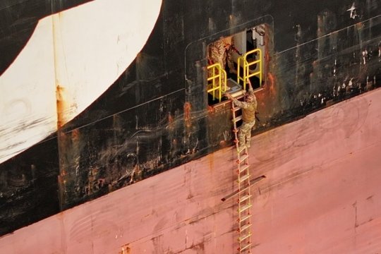 Patru români sunt la bordul navei MSC Francesca, sechestrată de autoritățile iraniene. MAE anunță care este starea acestora