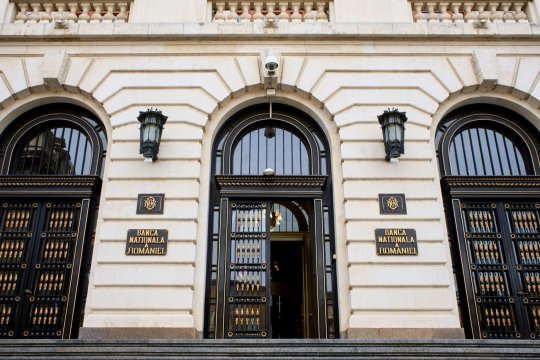 Reacția BNR după deprecierea istorică a leului: ”Nu înseamnă că dispar riscurile”