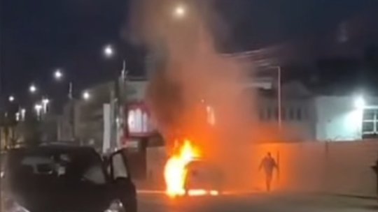O mașină de poliție a ars ca o torță pe stradă. Sindicaliștii acuză că se fac verificări superficiale și reclamă ”nepăsarea” trecătorilor. Reacția Poliției