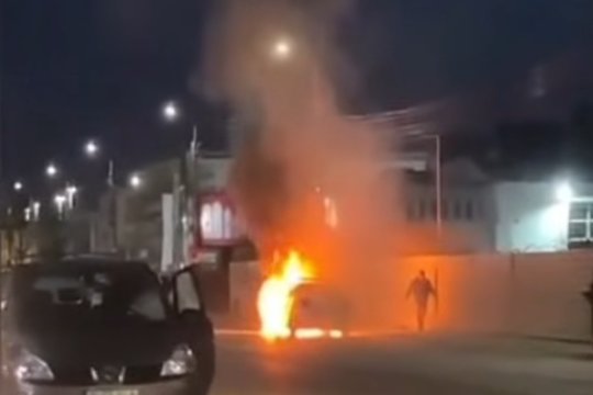 O mașină de poliție a ars ca o torță pe stradă. Sindicaliștii acuză că se fac verificări superficiale și reclamă ”nepăsarea” trecătorilor. Reacția Poliției