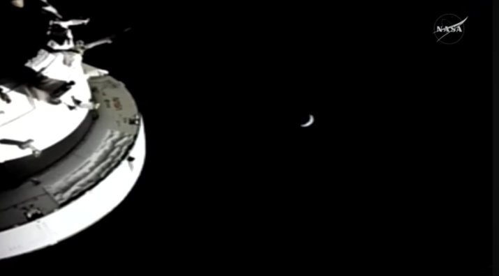 Prima imagine după reluarea semnalului, după ieșirea de după Lună, în care se vede ”Răsăritul Pământului”