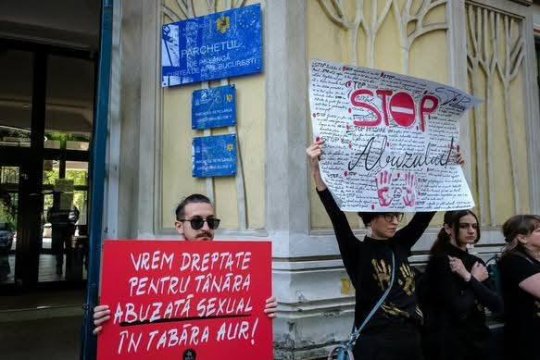 Trei bărbați acuzați că au violat o fată de 17 ani, la Şcoala de vară AUR de pe litoral, au fost trimiși în judecată