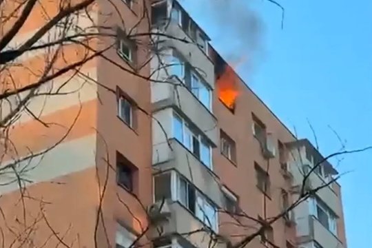 Explozie într-un apartament din Sectorul 3. O trotinetă aflată la încărcat a declanșat incendiul
