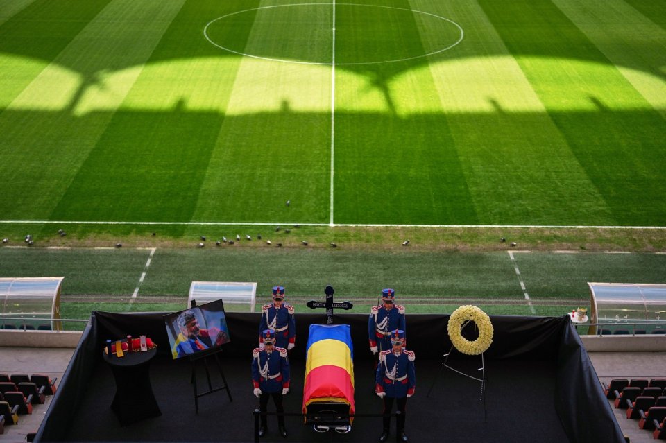 Sicriul cu trupul neînsuflețit al legendarului antrenor Mircea Lucescu a fost depus pe Arena Națională